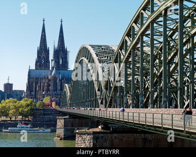 Die berühmten Hohenzollern Brücke über den Rhein in Köln. Einer der geschäftigsten Eisenbahnbrücken in Deutschland Stockfoto