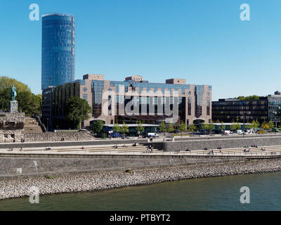 Das Hyatt Regency Hotel ist in einem beeindruckenden Ort am östlichen Ufer des Rheins im Zentrum von Köln Stockfoto