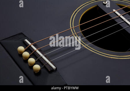 Gibson TG1 Detail zeigt, wie Strings mit fit Stifte Stockfoto