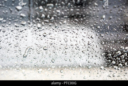 Regentropfen auf dem Fenster, abstrakten Hintergrund. Saisonale Konzept Stockfoto