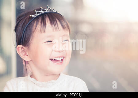 Kleine Mädchen lustig lächelndes Gesicht, Portrait von freudiger asiatische Kind bezaubernd schöne Frauen Mädchen