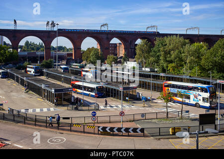 Stockport Bahn Viadukt mit Bus Station in den Vordergrund Stockfoto