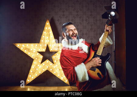 Santa Claus DJ auf dem Hintergrund der elektrischen Stern in Christm Stockfoto