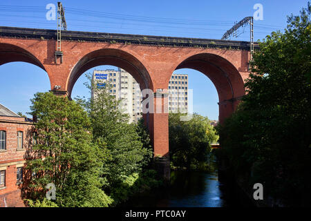 Backstein gebaut Bahn Viadukt führt über den Fluss Mersey in Manchester, Greater Manchester Stockfoto