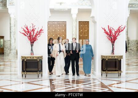 Us-First Lady Melania Trump, Links, wird von den ägyptischen Präsidenten Abdel Fattah El-Sisi begleitet, und seine Frau Entissar El-Sisi vor einem Treffen an der Ittihadiya Palace Oktober 6, 2018 in Kairo, Ägypten. Die First Lady ist auf der letzten Etappe ihrer ersten überseeischen solo Reise. Stockfoto