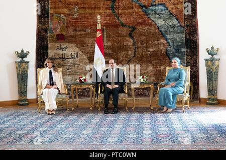 Us-First Lady Melania Trump, Links, trifft sich mit den ägyptischen Präsidenten Abdel Fattah El-Sisi, und seine Frau Entissar Ittihadiya Palace El-Sisi am 6. Oktober 2018 in Kairo, Ägypten. Die First Lady ist auf der letzten Etappe ihrer ersten überseeischen solo Reise. Stockfoto