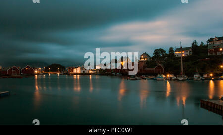 Eine wundervolle Nacht geschossen von einer Stadt und Hafen in Norwegen. schöne Landschaft und Licht mit Sonnenuntergang Stockfoto