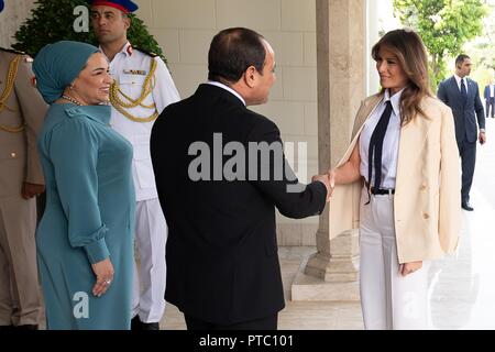 Us-First Lady Melania Trump, rechts, begrüßt wird von den ägyptischen Präsidenten Abdel Fattah El-Sisi, und seine Frau Entissar El-Sisi der Ittihadiya Palace Oktober 6, 2018 in Kairo, Ägypten. Die First Lady ist auf der letzten Etappe ihrer ersten überseeischen solo Reise. Stockfoto