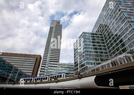 Den Haag, Niederlande - 6. Juli 2018: randstadRail Stadtbahn Straßenbahn fahren vom Hauptbahnhof Den Haag durch Stadt Stockfoto