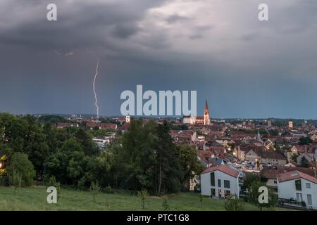 Dunkle Wolken mit Blitz über Regensburg, Deutschland Stockfoto