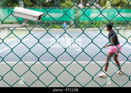 CCTV-Kamera auf dem Defokussieren und Unschärfe Foto von Tennisplatz mit tennis player für Sport Konzept Stockfoto