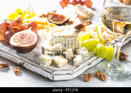 Käseplatte mit Trauben, Feigen und Nüsse. Stockfoto