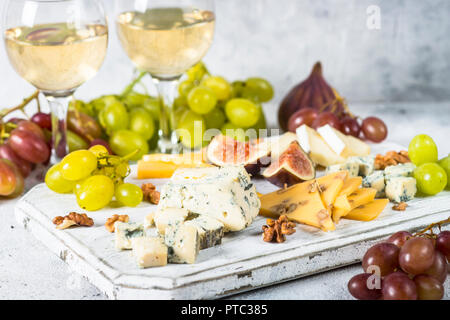 Käseplatte mit Trauben, Feigen und Nüsse. Stockfoto