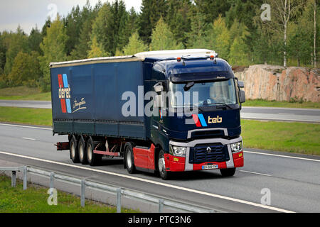 Salo, Finnland - 28 September, 2018: Bunte Renault Trucks T Auflieger des Teb Transport, Frankreich, auf Autobahn am Tag der Herbst im Süden Finnlands. Stockfoto