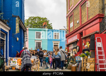 Leute durchlesen antiken Läden und Stände in Denbigh schließen gerade weg von der Portobello Road, Portobello Market, Notting Hill, London, England, Großbritannien 2017 Stockfoto