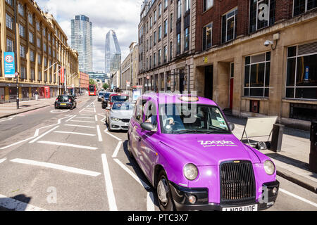 London England, Großbritannien, Lambeth South Bank, Stamford Street, Verkehr, Autos, Taxi, Straßenbelag Linien Markierungen, Zoopla, Werbung, Autoverpackung, lila, UK GB Engl Stockfoto