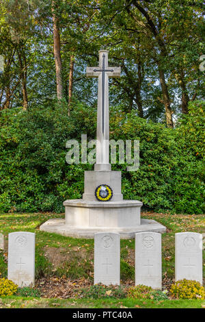 2.Weltkrieg gefallenen Soldaten Gräber und Kriegerdenkmal an Hollybrook Friedhof in Southampton, Hampshire, England, Großbritannien Stockfoto