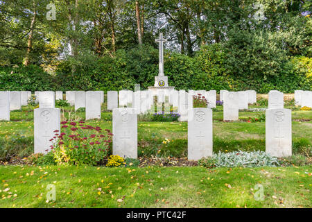 Reihen von 2.Weltkrieg gefallenen Soldaten Gräber und Kriegerdenkmal an Hollybrook Friedhof in Southampton, Hampshire, England, Großbritannien Stockfoto