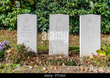 Drei WW 2 Kriegsgräber der gefallenen Deutschen Soldaten an Hollybrook Friedhof, Hampshire, England, Großbritannien Stockfoto