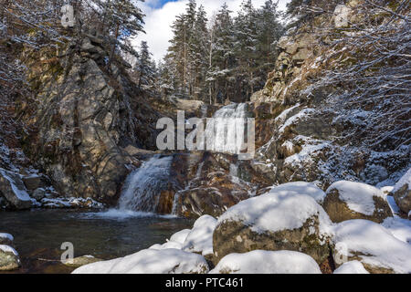 Winterlandschaft von Popina Laka Wasserfall in der Nähe der Stadt Sandanski, Pirin-gebirge, Bulgarien Stockfoto