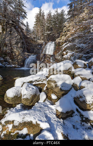 Winterlandschaft von Popina Laka Wasserfall in der Nähe der Stadt Sandanski, Pirin-gebirge, Bulgarien Stockfoto