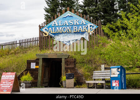 12. AUGUST 2018 - FAIRBANKS ALASKA: Zeichen für die Alaskan Salmon Bake im Pioneer Park, ein abendliches Buffet mit Fisch und andere Lebensmittel im Sommer Stockfoto