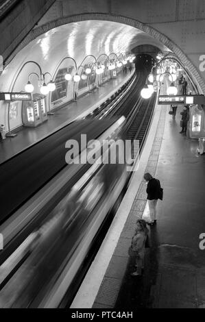 Paris, Frankreich, 28. August 2013: der U-Bahn in der Station. Stockfoto