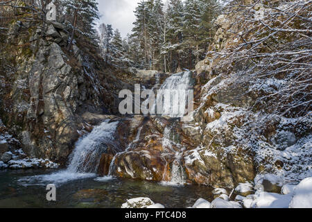 Winterlandschaft von Popina Laka Wasserfall in der Nähe der Stadt Sandanski, Pirin-gebirge, Bulgarien Stockfoto