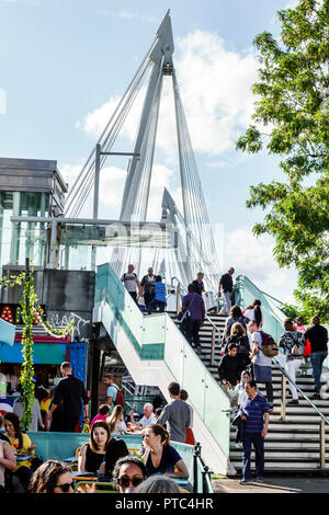 London England, Großbritannien, Lambeth South Bank, Southbank Centre, Veranstaltungsort des Kunstkomplexes, Golden Jubilee Bridge, Hungerford Footbridge, Treppen, Mann, Männer, Frau Stockfoto