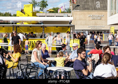 London England, Großbritannien, Lambeth South Bank, Southbank Centre, Veranstaltungsort des Kunstkomplexes, Royal Festival Hall, Terrasse, Bar Lounge Pub, Sitzgelegenheiten im Freien, man men mal Stockfoto