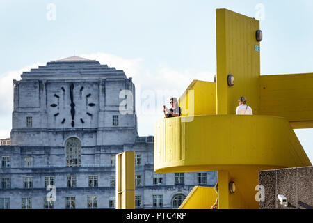 London England, Großbritannien, Lambeth South Bank, Southbank Centre, gelbe Wendeltreppe, Shell Mex House, historisches Gebäude, Uhr, Frau weibliche Frauen, nehmen Stockfoto