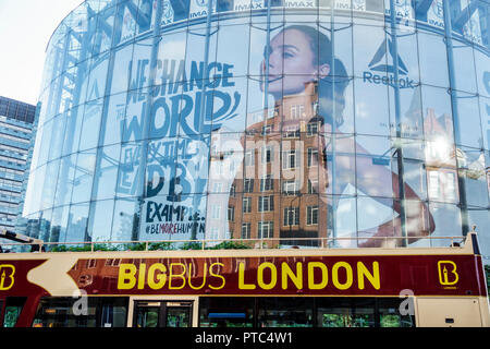 London England, Großbritannien, Großbritannien, Großbritannien, Lambeth South Bank, BFI IMAX, Kino, Kino, Kino, Gebäude, Außenansicht, Glas, Spiegelung, großer Bus, Hop Stockfoto