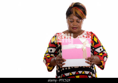 Studio Aufnahme von fetten schwarzen afrikanischen Frau Eröffnung Geschenkbox Stockfoto
