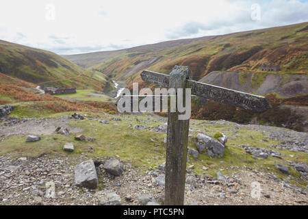 Fußweg zeichen Brücke und Blakethwaite Dämme in der Nähe der Überreste der einst blühenden führen Bergbau aufzugeben, Teil der Buntung Mine, Gunnersi Stockfoto