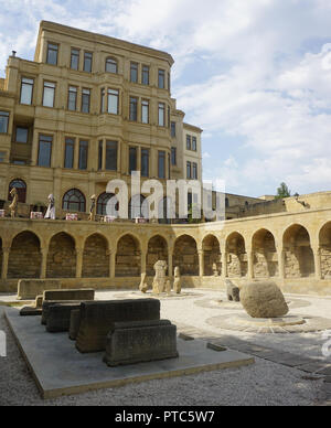 Baku Open Air Museum mit Grabsteinen und Spalten Stockfoto