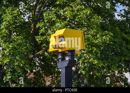 LONDON, ENGLAND - JUNI 2018: elektronische Speed Kameras auf der Bath Road in der Nähe von Heathrow auf einem hohen Metall Pfosten montiert. Stockfoto