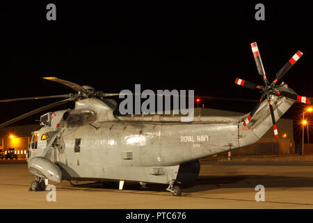 Leeuwarden, Niederlande - Feb 6 2018: Night Flight Training. Ein Sea King auf der Plattform Stockfoto