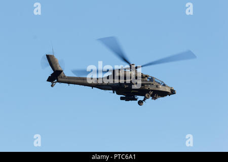 Olst Niederlande - Feb 7 2018: Amry und Luftwaffe Hubschrauber Übung. Apache pick up Schutz Zone Stockfoto