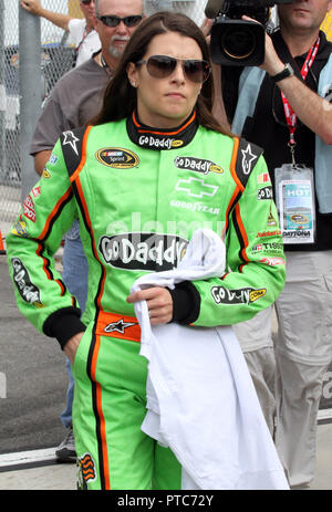 Danica Patrick Spaziergänge an Treiber Einführungen vor Beginn der NASCAR Gatorade Duell #1 bei Daytona International Speedway in Daytona Beach, Florida, am 23. Februar 2012. Stockfoto