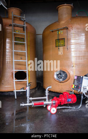 Wein Tanks in einem Wein Produktion Apremont Savoyen, Frankreich. Stockfoto