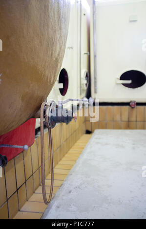 Wein Tanks in einem Wein Produktion Apremont Savoyen, Frankreich. Stockfoto