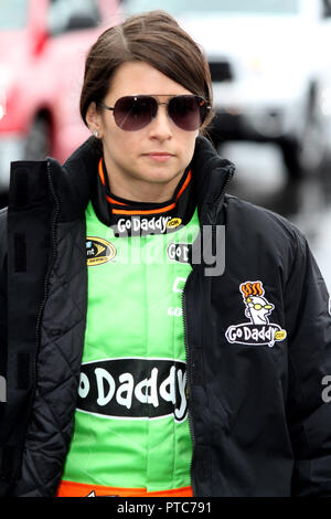 Danica Patrick geht hinunter Grubestraße nach Treiber Einführungen vor Beginn der Regen Daytona 500 Daytona International Speedway in Daytona Beach, Florida verzögert am 26. Februar 2012. Stockfoto