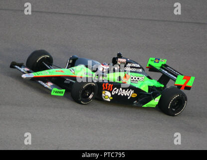 Danica Patrick läuft durch wiederum vier auf dem Weg zu einem zweiten Platz in der IRL Indy 300 im Cafe Brasil Homestead-Miami Speedway in Homestead, Florida haben am 2. Oktober 2010. Stockfoto