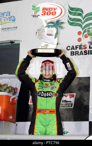 Danica Patrick feiert einen zweiten Platz in der IRL Indy 300 im Cafe Brasil Homestead-Miami Speedway in Homestead, Florida haben am 2. Oktober 2010. Stockfoto