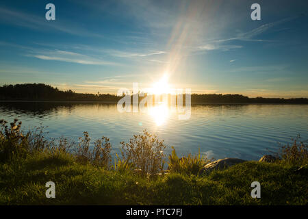 Schönen Sonnenuntergang am Herbstabend in Schweden Skandinavien. See, Wald und schönen Himmel. Ruhige, friedliche und freudige Hintergrundbild. Stockfoto