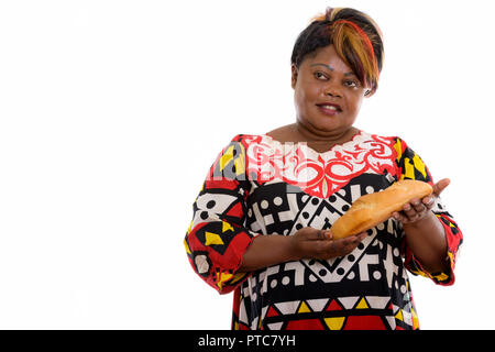 Studio shot von Happy fetten schwarzen afrikanischen Frau und lächelnd Stockfoto