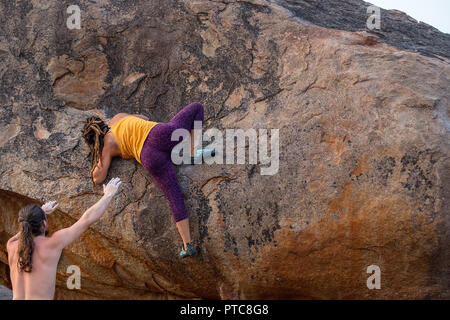 Ein weiblicher Kletterer Praktiken ihrem Boulder klettern, Hampi, Indien. Stockfoto