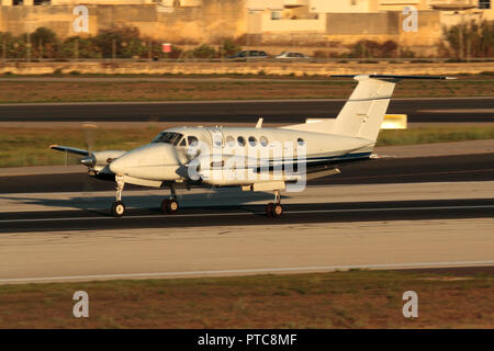 Beechcraft Super King Air 300 kleine private Twin Motor Propeller angetrieben Pendler Flugzeug auf der Landebahn nach der Landung in Malta bei Sonnenuntergang Stockfoto