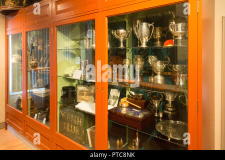 Vitrine der Trophäen mit Erlaubnis von Chippenham, Wiltshire, England, Großbritannien Stockfoto