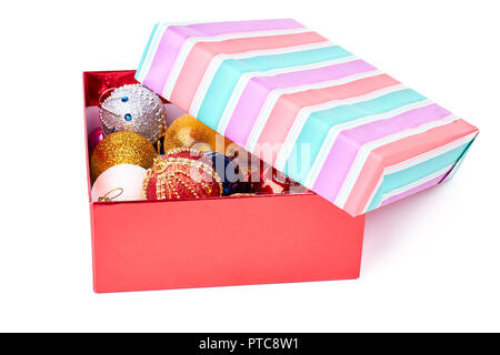Mehrfarbige Geschenkkarton mit Weihnachten Spielzeug. Öffnen Geschenkbox mit Weihnachtsschmuck Kugeln auf weißem Hintergrund. Neues Jahr und Weihnachten Stockfoto